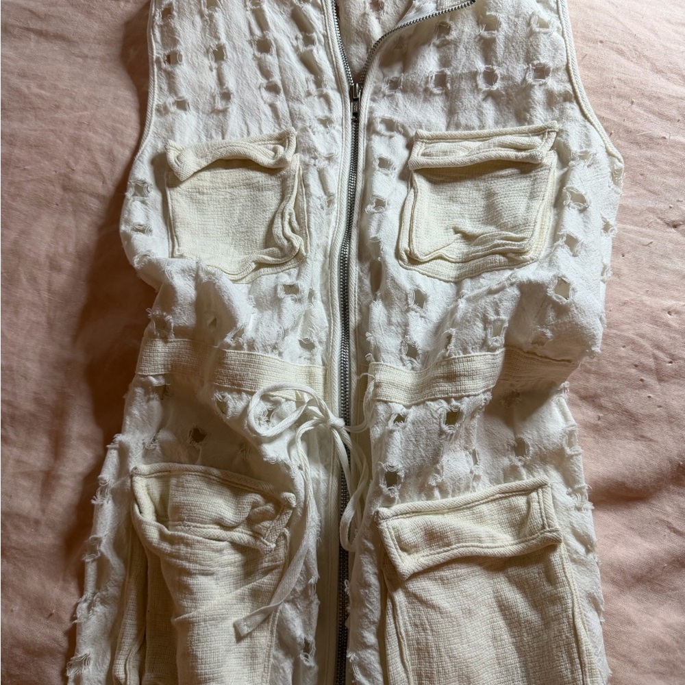 Sleeveless Cream Top with Pockets - Picture 4 of 6